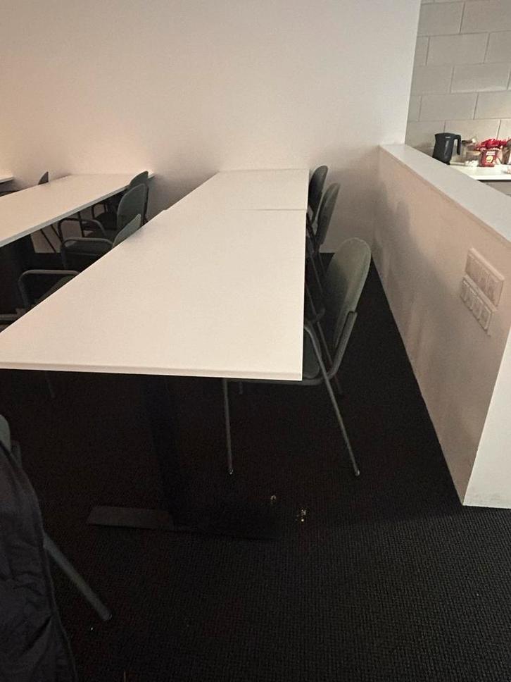 Gratis Bureau stoelen en tafels kantoor inrichting MOET WEG, Zakelijke goederen, Kantoor en Winkelinrichting | Kantoormeubilair en Inrichting