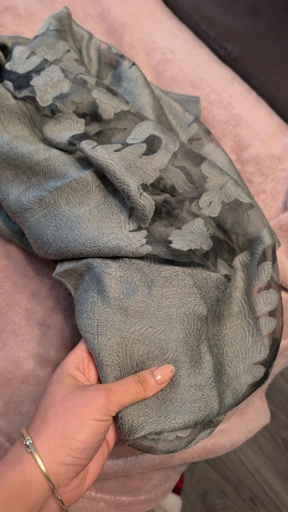 Zijde sjaal met bloemenpatroon, Kleding | Dames, Mutsen, Sjaals en Handschoenen, Ophalen of Verzenden