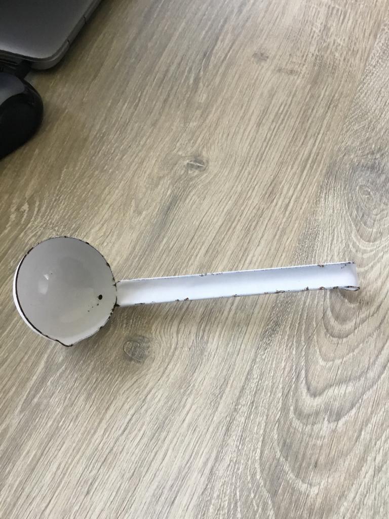 Oude emaille pollepel, Ophalen