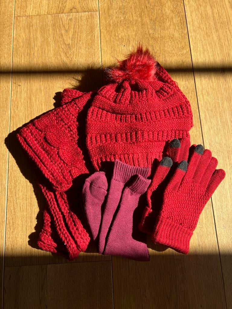 Nieuwe rode muts, sjaal, handschoenen & sokken set, Kleding | Dames, Mutsen, Sjaals en Handschoenen, Ophalen of Verzenden, Nieuw
