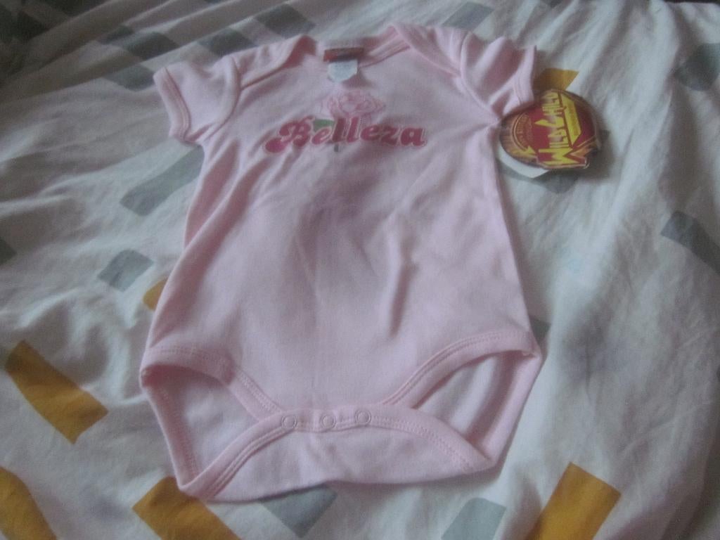 Nieuw roze rompertje met roos Belleza Wild Child maat 68/74, Kinderen en Baby's, Babykleding | Maat 68, Nacht- of Onderkleding