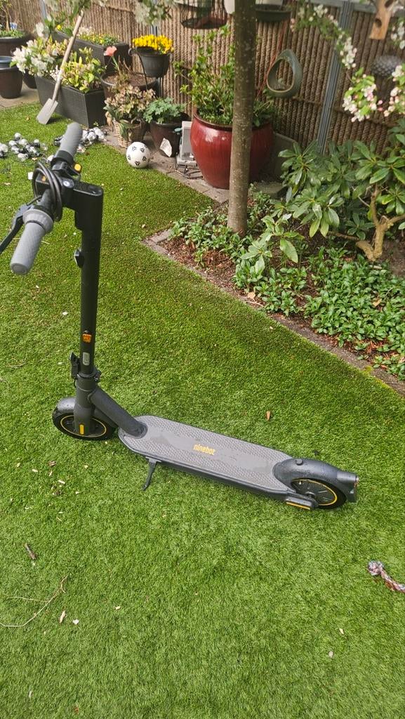 Ninebot Max G2 elektrische step, weinig km, met slot, Fietsen en Brommers, Steps, Ophalen of Verzenden