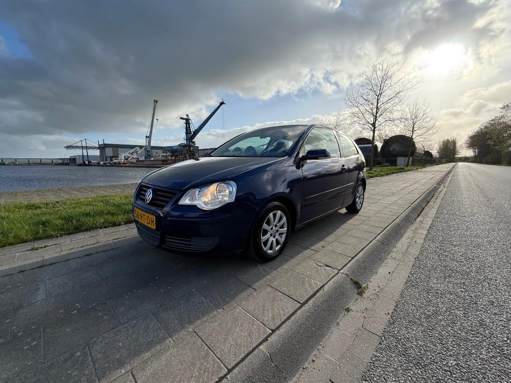 Volkswagen Polo 1.4 55KW 2005 Blauw, Auto's, Voorwielaandrijving, Stof, Zwart, Blauw