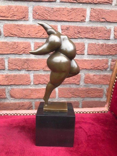 levendig bronzen beeld, energieke gezette dame, Verzamelen, Beelden en Beeldjes, Ophalen of Verzenden, Zo goed als nieuw, Mens