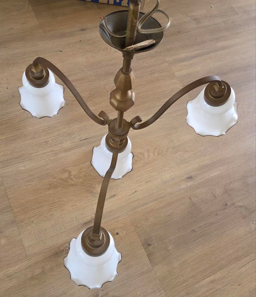 Antieke messing hanglamp met 4 opaline glazen kappen, Antiek en Kunst, Antiek | Lampen, Ophalen