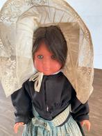 2 Oude Huizer poppen in klederdracht - 52 cm, Verzamelen, Ophalen, Gebruikt, Pop