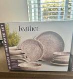 GEZOCHT Action Feather Lila Servies - 18-delig (uitverkocht), Huis en Inrichting, Keuken | Servies, Ophalen, Keramiek, Nieuw, Effen