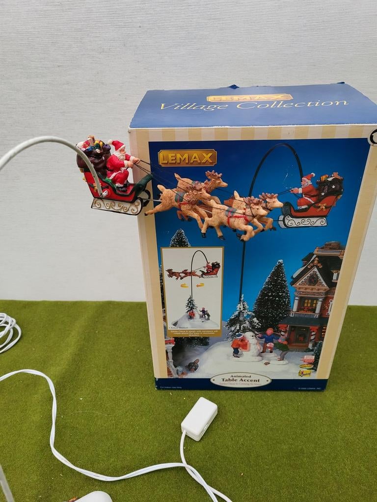 Lemax item: Santa Claus Is Coming To Town, kerstman vliegend, Ophalen of Verzenden, Gebruikt