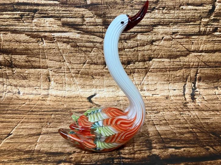 Beeld glazen zwaan gekleurd glas., Antiek en Kunst, Curiosa en Brocante, Ophalen of Verzenden
