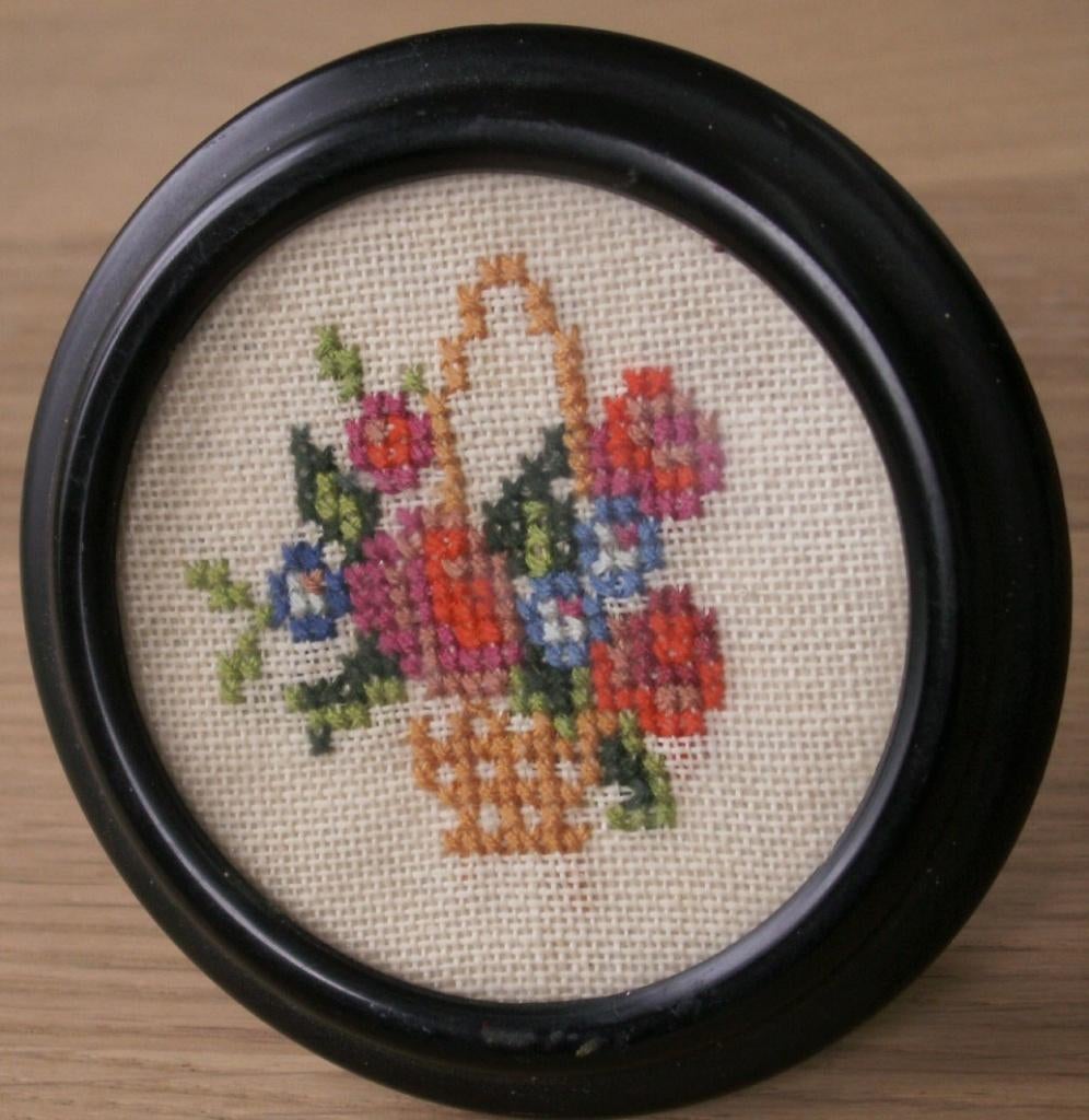 Vintage Geborduurd bloemenmandje in rond lijstje met glas, Ophalen of Verzenden, Zo goed als nieuw, Patroon