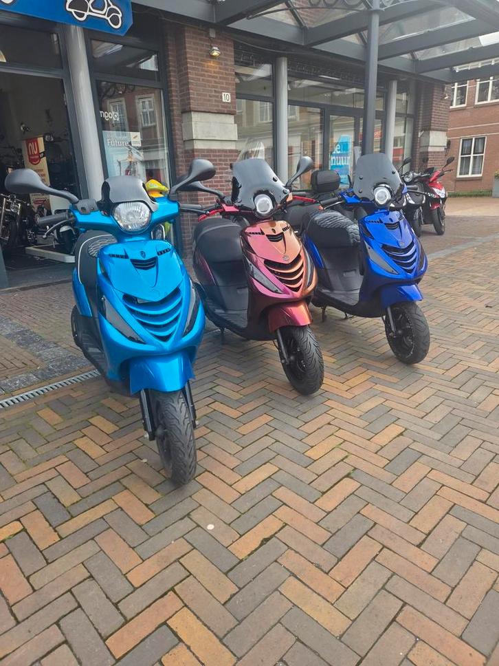 Piaggio zip sp  diverse uitvoeringen  Geel kenteken, Fietsen en Brommers, Scooters | Piaggio, Zo goed als nieuw, Zip, Maximaal 45 km/u