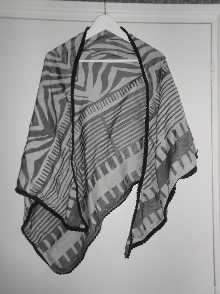 POM Amsterdam Grijze Sjaal Met Print (NIEUW), Maat 46/48 (XL) of groter, Nieuw, Ophalen of Verzenden, Sjaal