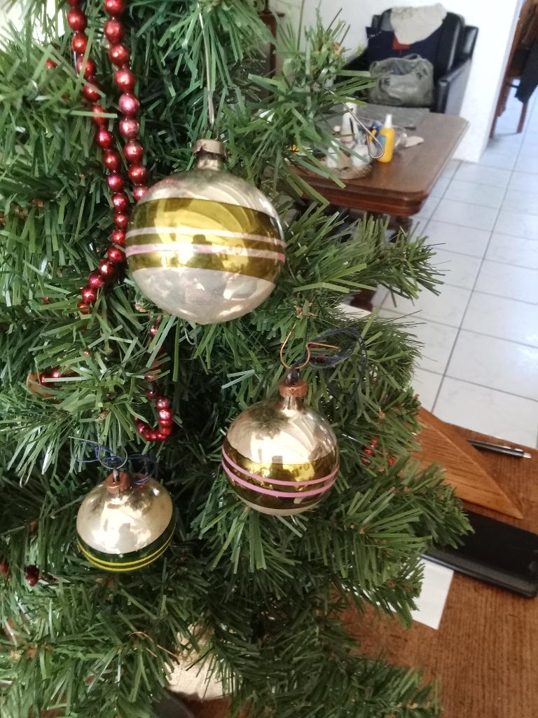 te koop 3 mooie oude glazen kerstballen in zilver met groen, Diversen, Kerst, Ophalen of Verzenden, Gebruikt