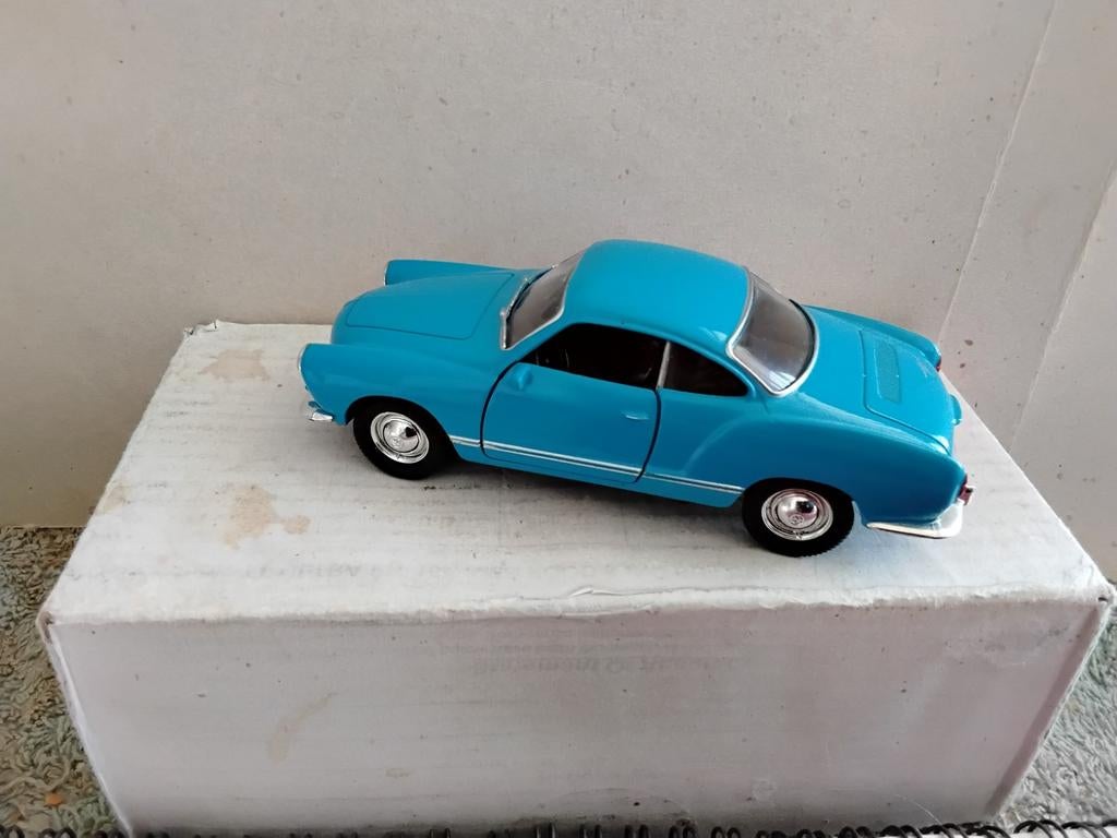 VOLKSWAGEN  KARMANN  GHIA  COUPE      SCHAAL  1:36, Ophalen of Verzenden, Auto
