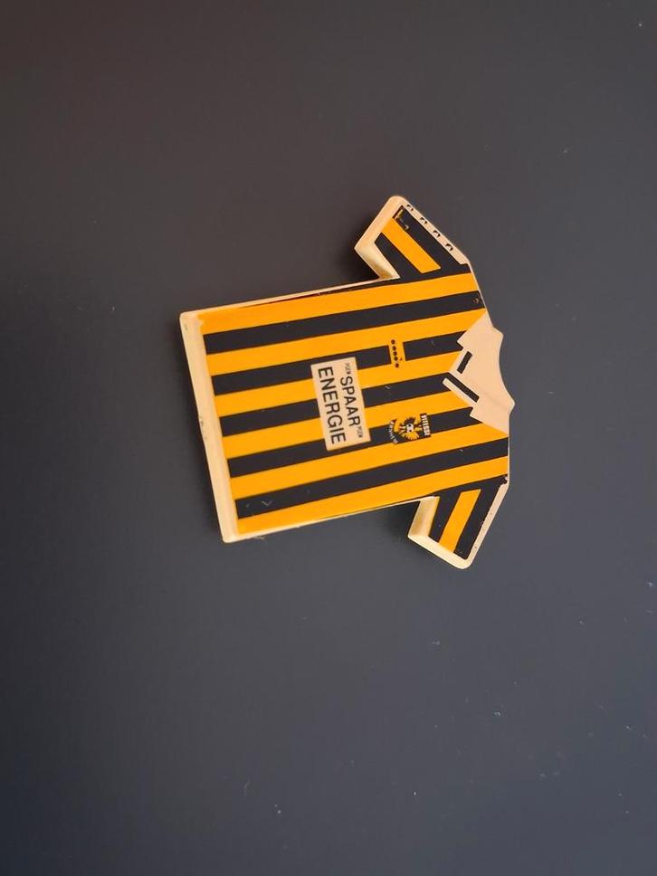 Vitesse Arnhem Koelkastmagneet - Spaar Energie PGEM Diadora, Verzamelen, Sportartikelen en Voetbal, Zo goed als nieuw, Shirt, Vitesse
