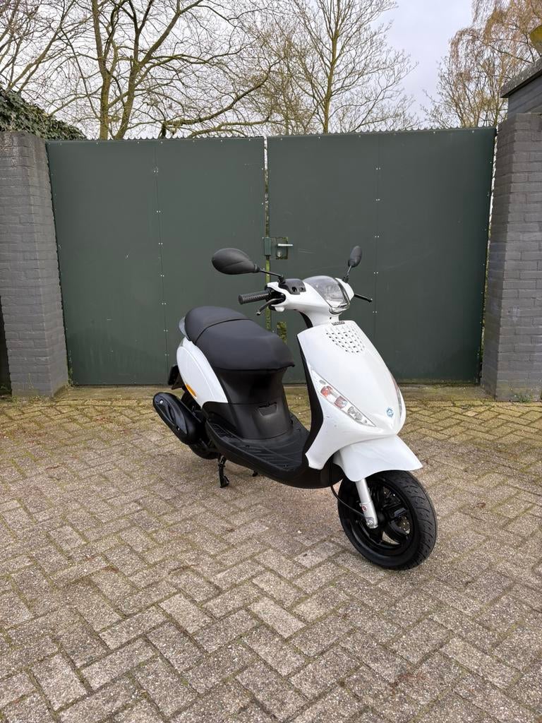Piaggio zip 4 Takt 50cc Brom Nieuwstaat Weinig Km Origineel, Fietsen en Brommers, Scooters | Piaggio, Ophalen, Zo goed als nieuw