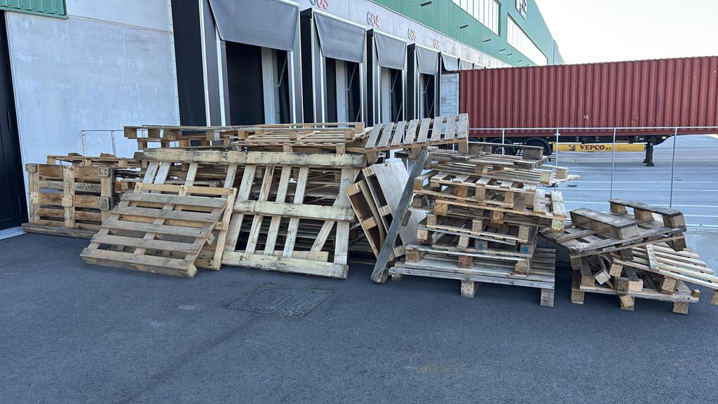Kapotte gebruikte pallets voor hergebruik of brandhout, Ophalen