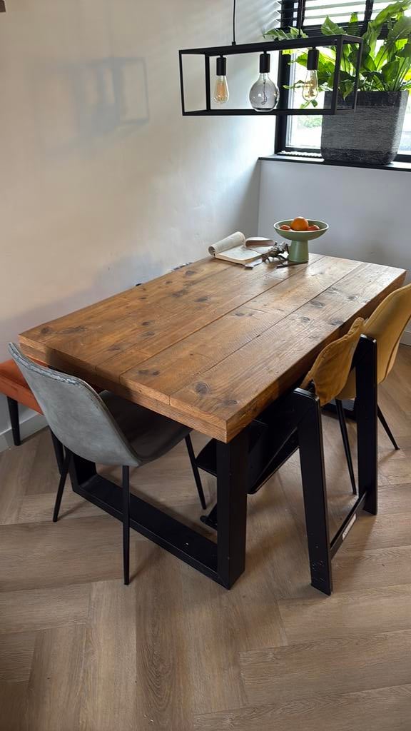 Industriële eettafel, Gebruikt, 100 tot 150 cm, 50 tot 100 cm, Vier personen