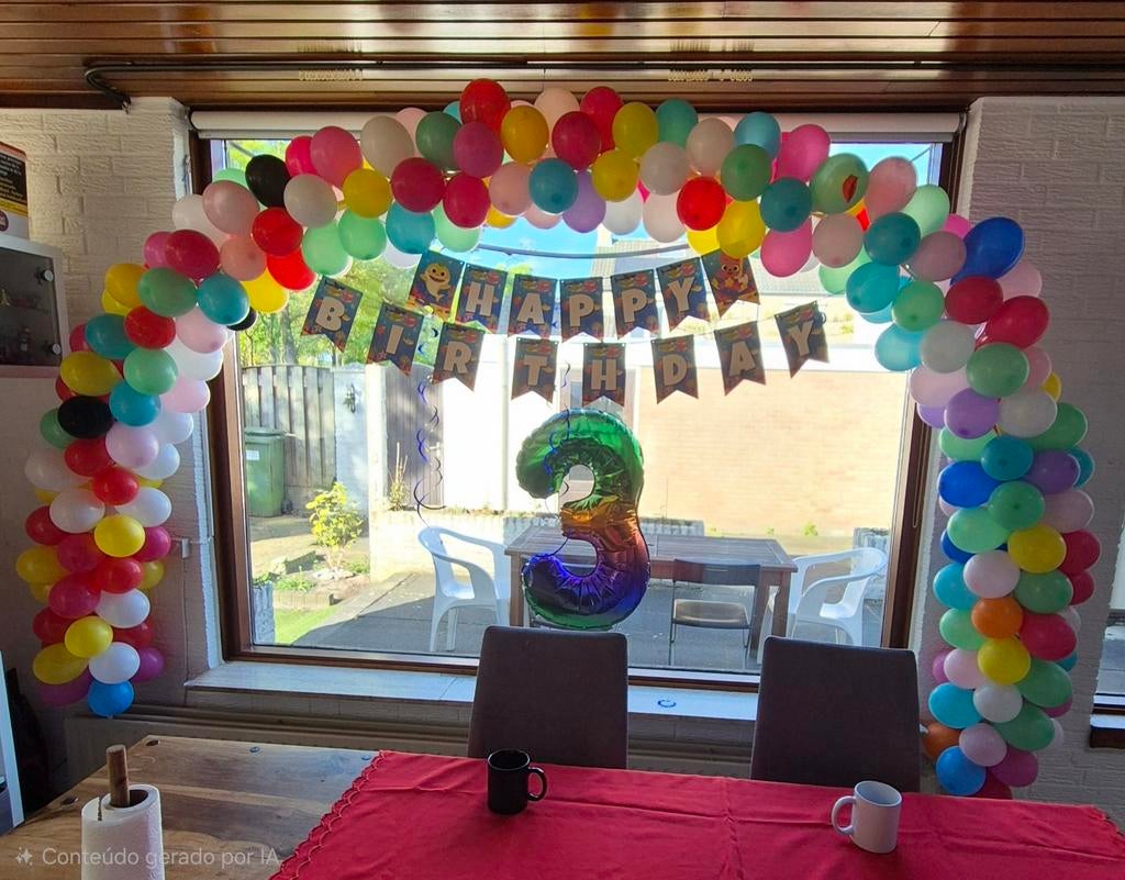 Ballonnenboog & Happy Birthday slinger - 3e verjaardag, Hobby en Vrije tijd, Feestartikelen, Zo goed als nieuw, Versiering, Verjaardag