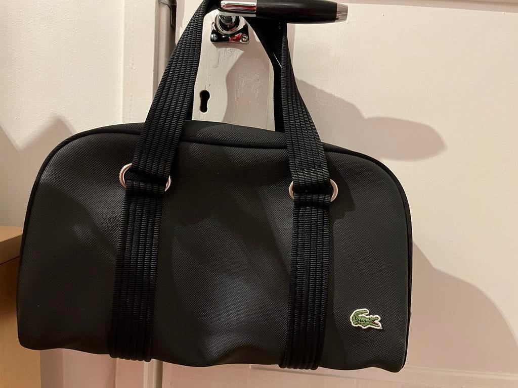 Lacoste Zwarte Handtas - Stijlvol en Compact, Ophalen of Verzenden, Nieuw, Zwart, Handtas