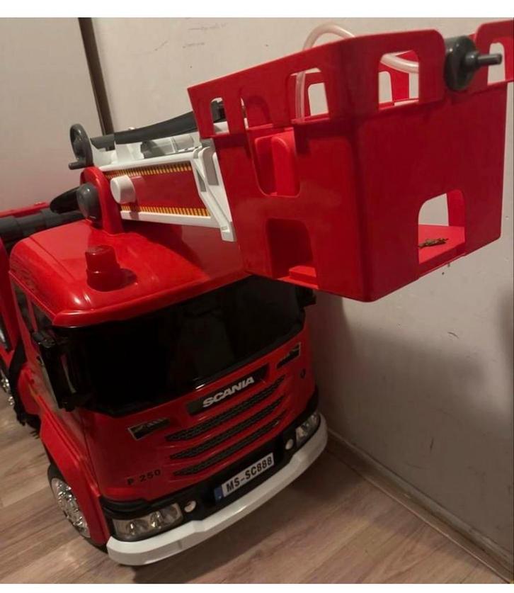 Elektrische brandweerauto voor kinderen - Scania P 250, Kinderen en Baby's, Speelgoed | Buiten | Accuvoertuigen, Gebruikt, Ophalen