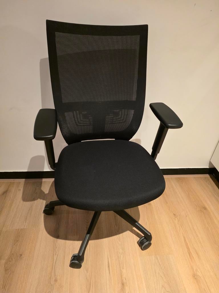 Zwarte bureaustoel met rug ondersteuning en armsteunen, Ophalen of Verzenden, Zo goed als nieuw, Zwart