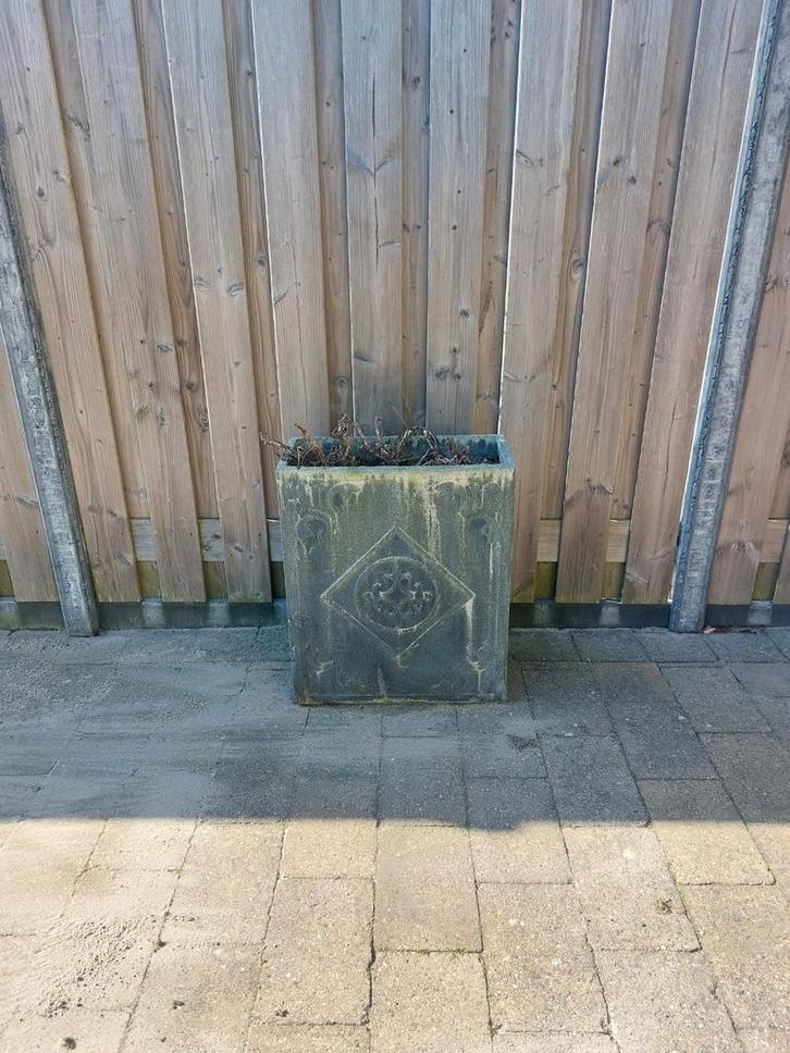 4 stuks bloembakken gratis af te halen, Tuin en Terras, Bloembakken en Plantenbakken, Gebruikt, Beton, Balkon, Tuin, 30 tot 60 cm