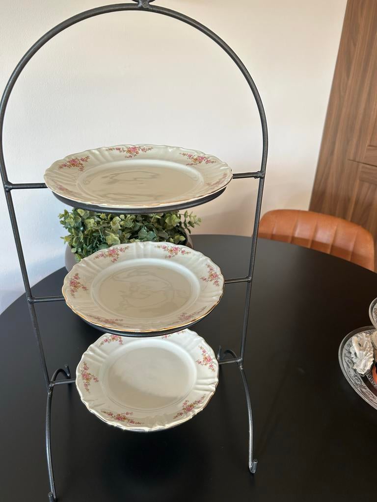 Etagère 3-laags met 3 glazen en 3 vintage borden, Huis en Inrichting, Ophalen of Verzenden, Zo goed als nieuw