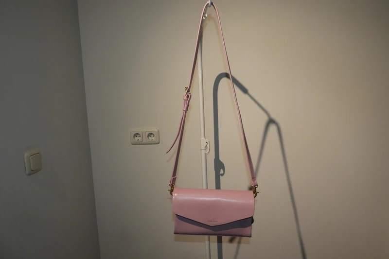 Fabienne Chapot roze schoudertas gouden hanger eraan, Verzenden, Gebruikt, Roze, Overige merken