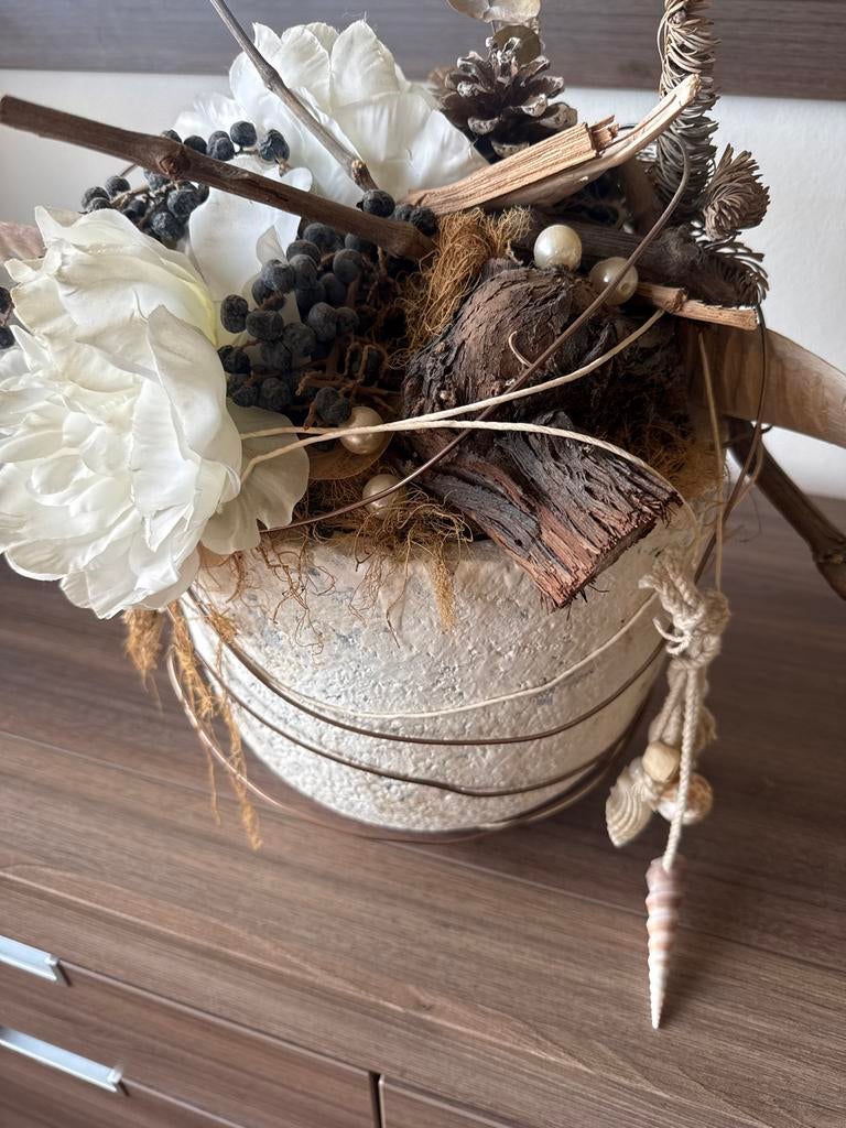 Decoratieve bloempot met kunstbloemen en natuurlijke element, Ophalen of Verzenden, Zo goed als nieuw