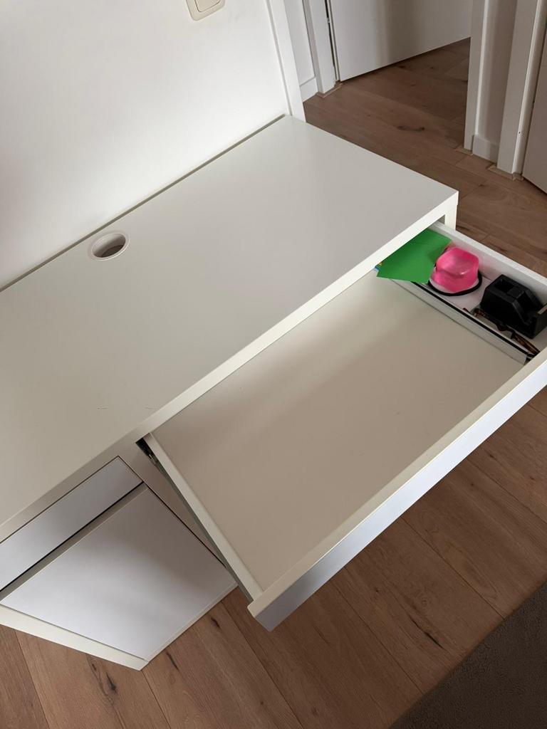 Bureau met bureaustoel - Wit bureau, grijze stoel, Ophalen of Verzenden, Met wielen, Zo goed als nieuw, Bureau