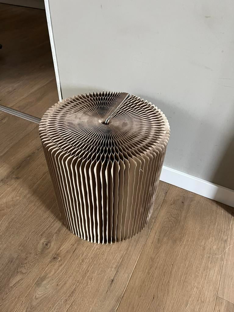 Kruk. Kartonnen kruk. Opvouwbaar, Ophalen of Verzenden, Zo goed als nieuw, Hout