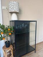 Zwarte vitrinekast met glazen deuren en planken, Zo goed als nieuw, Metaal, 150 tot 200 cm, 25 tot 50 cm