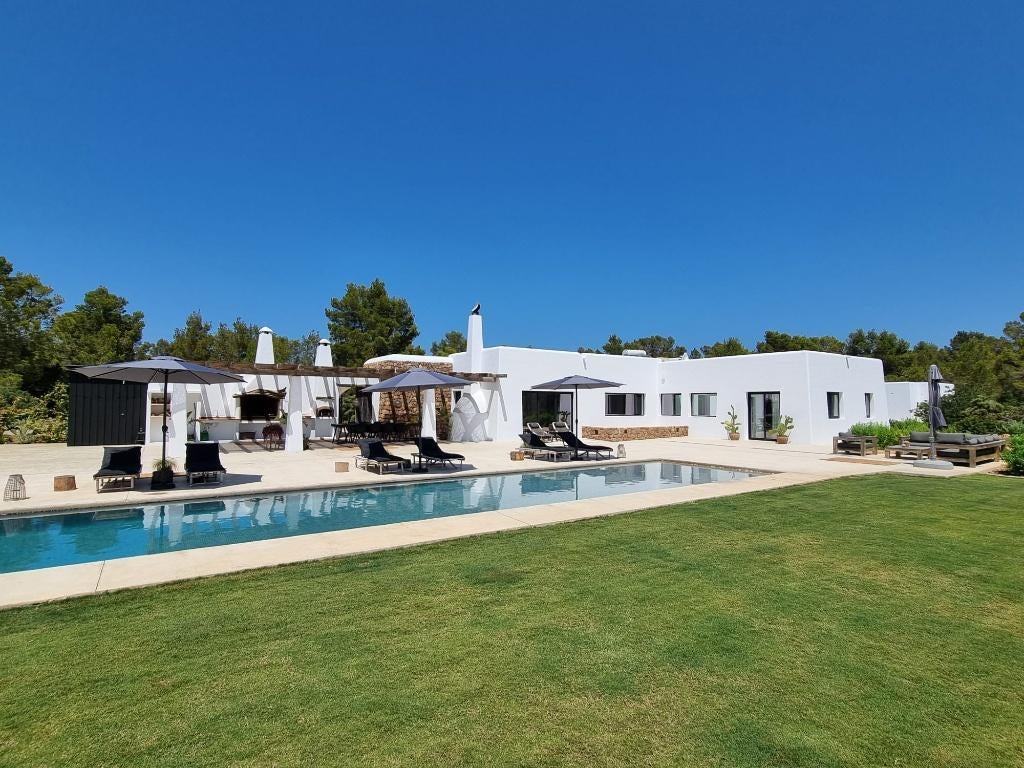 Moderne Finca Te Huur voor Vakanties op Ibiza, Vakantie, Vakantiehuizen | Spanje, 8 personen, 4 of meer slaapkamers, Open haard