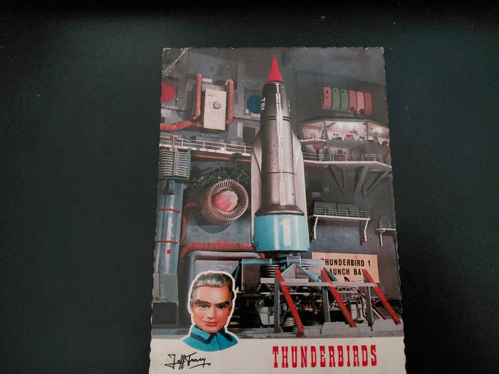Startplaats Thunderbird 1 met Jeff Tracy, 1965, gelopen., Verzamelen, Ansichtkaarten | Themakaarten, Gelopen, 1960 tot 1980, Sterren en Beroemdheden