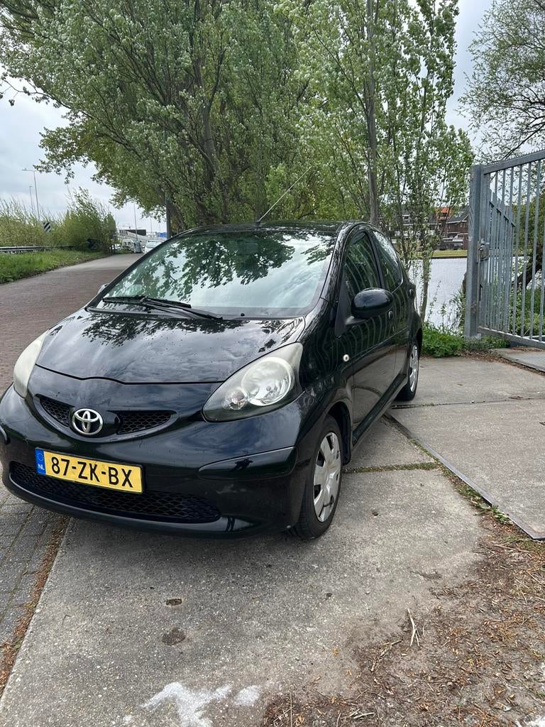 Toyota Aygo 1.0 12V Vvt-i 5DRS 2008 Zwart, Auto's, Toyota, Voorwielaandrijving, Stof, Zwart, Elektrische ramen