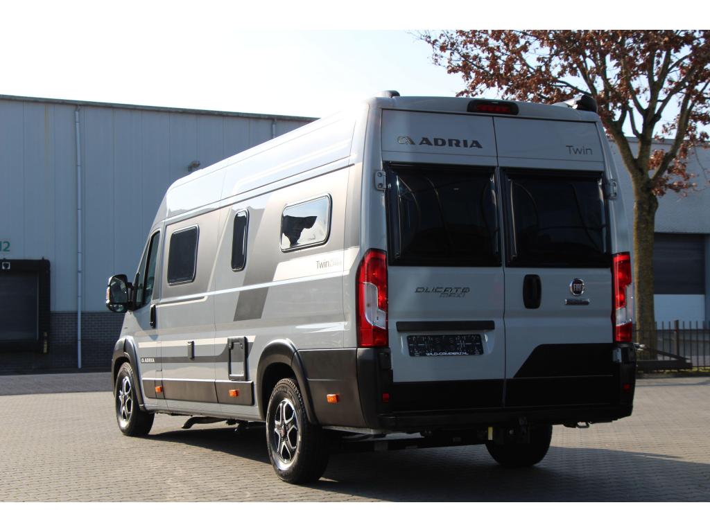 Adria Twin Supreme 640 SGX - 180PK AUT - HEFBED - XXL GARAGE, Automaat, Buscamper of Camperbus, Ringverwarming, Fiat