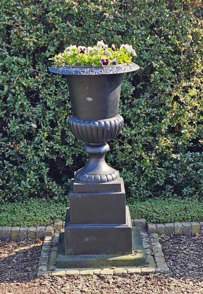 Gietijzer tuinvaas op gietijzer sokkel, Tuin en Terras, Ophalen, Gebruikt, Rond, Metaal