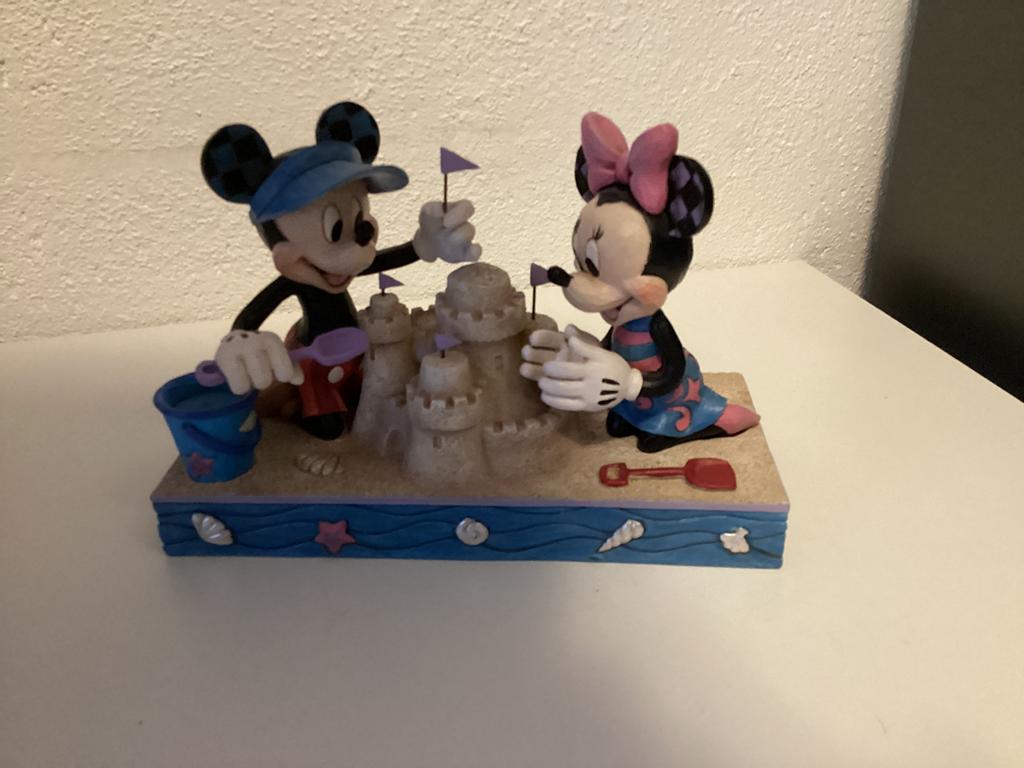 Disney traditions mickey en minnie zandkasteel met doos, Ophalen of Verzenden, Mickey Mouse, Zo goed als nieuw, Beeldje of Figuurtje