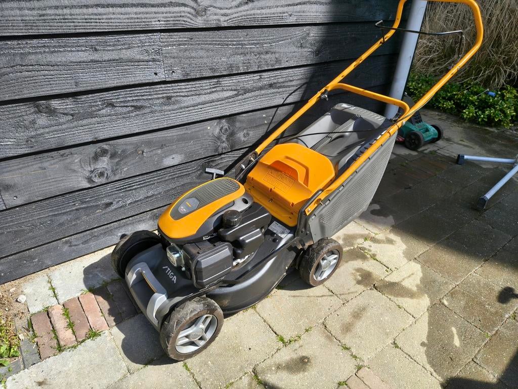 Stiga grasmaaier 4-takt benzinemotor, Tuin en Terras, Grasmaaiers, Ophalen