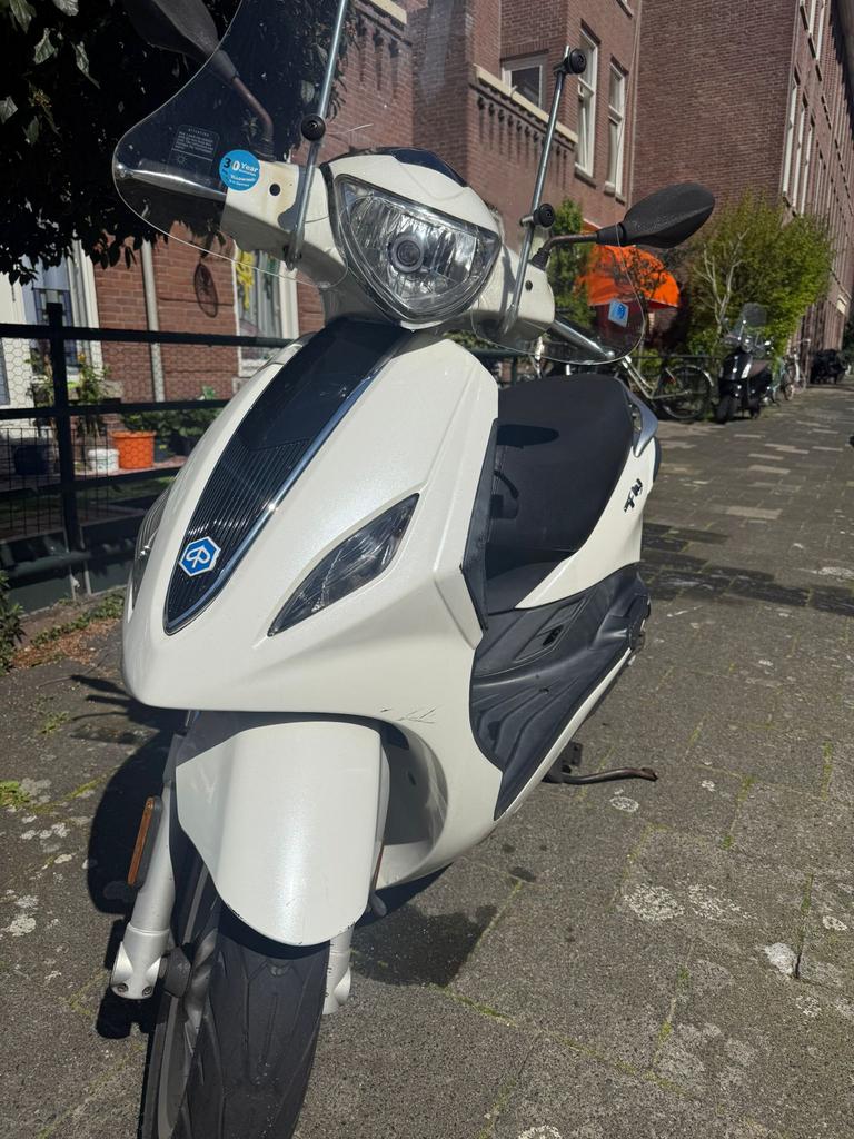 Scooter te koop aangeboden, Fietsen en Brommers, Scooters | Piaggio, Ophalen of Verzenden, Zo goed als nieuw, Benzine, Fly