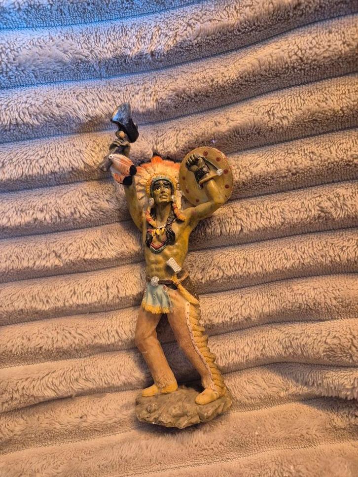 Decoratief beeldje van Indiaan met tomahawk en schild, Antiek en Kunst, Kunst | Beelden en Houtsnijwerken, Beeld, Steen of Keramiek