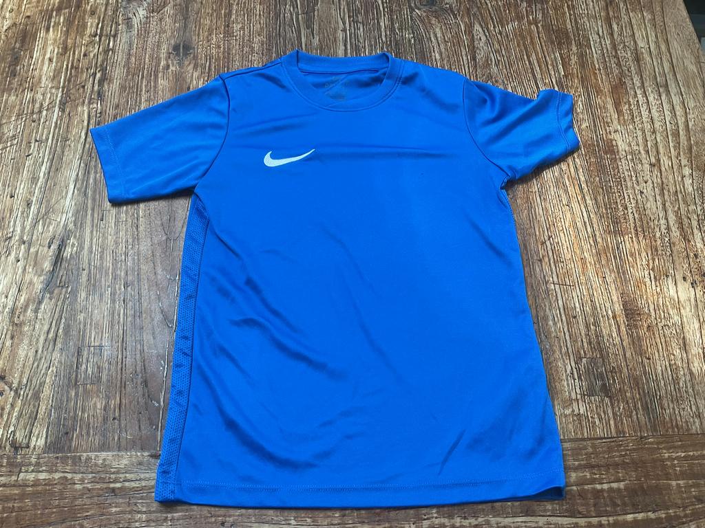 Nike sportshirt  128, Kinderen en Baby's, Kinderkleding | Maat 128, Ophalen of Verzenden, Zo goed als nieuw, Jongen, Sport- of Zwemkleding