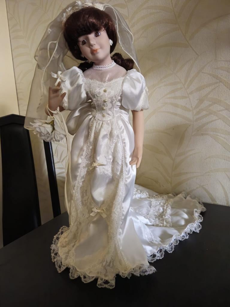 Porseleinen pop met trouwjurk., Verzamelen, Poppen, Ophalen, Zo goed als nieuw, Pop