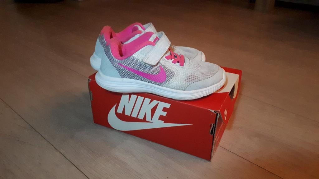 Nike Revolution Sportschoenen Meisje roze grijs Maat 30, Gebruikt, Meisje, Sportschoenen, Ophalen of Verzenden