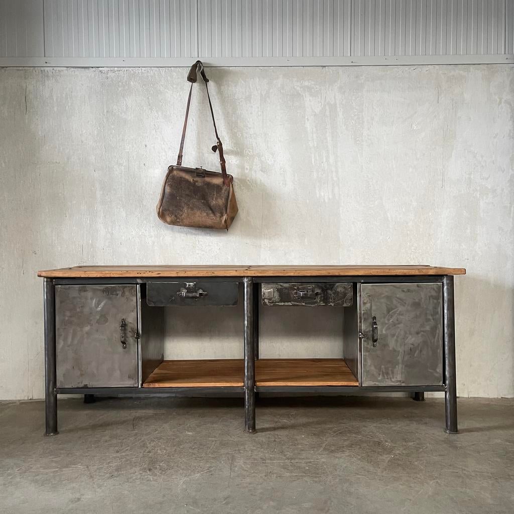Oude stalen werkbank, dressoir, vintage kast, keuken, Ophalen