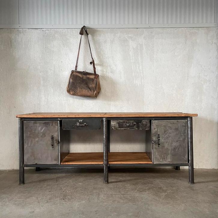 Oude stalen werkbank, dressoir, vintage kast, keuken, Antiek en Kunst, Curiosa en Brocante, Ophalen