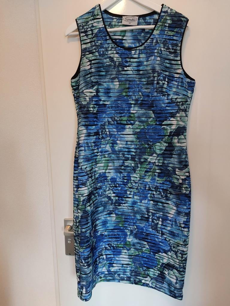 Vrolijke jurk japon blauwtinten mt 42 mouwloos, Ophalen of Verzenden, Zo goed als nieuw, Maat 42/44 (L), Onder de knie