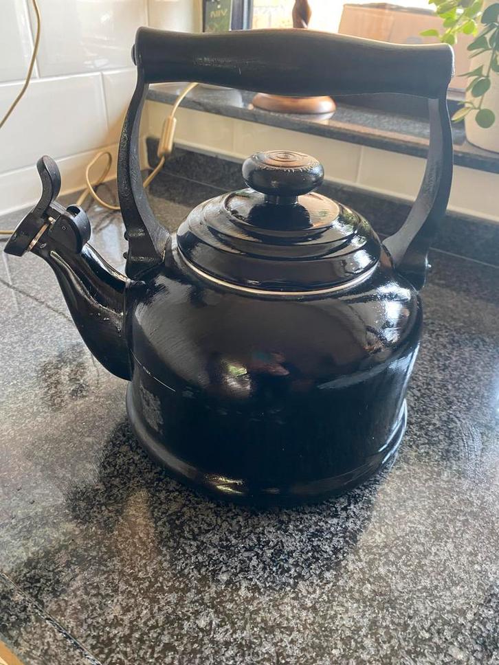 Zwarte Le Creuset fluitketel 2.1L, Witgoed en Apparatuur, Waterkokers, Gebruikt, 2 liter of meer, Ophalen of Verzenden