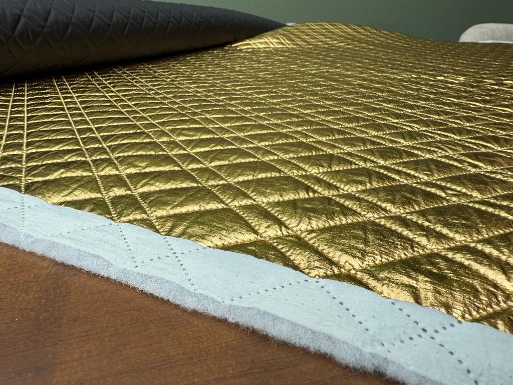 ** Gouden stof wiebertjes motief - goud - 5.30 x 1.40 mtr **, Hobby en Vrije tijd, Stoffen en Lappen, Ophalen, 120 cm of meer